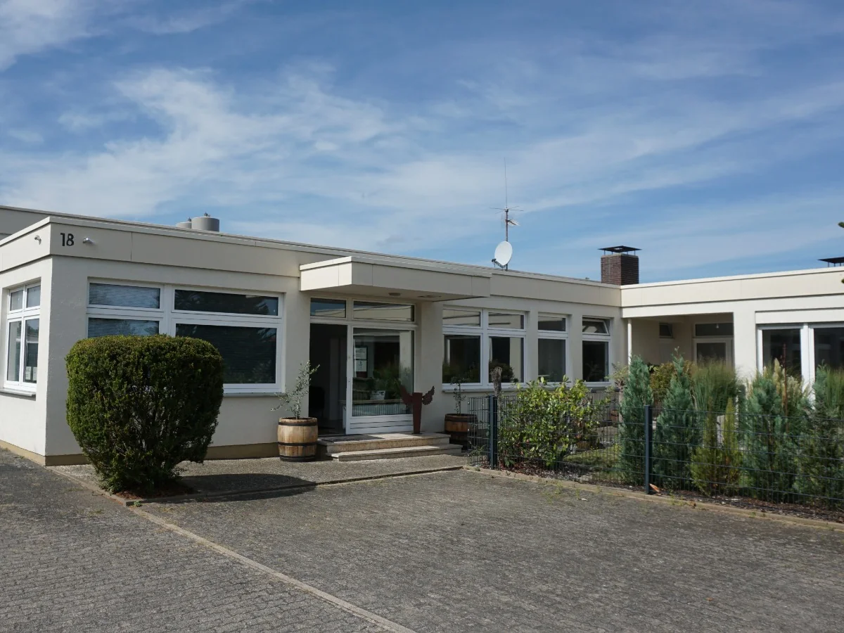 Firmengebäude der Oestreich Kunststofftechnik in Bad Salzuflen mit Eingang